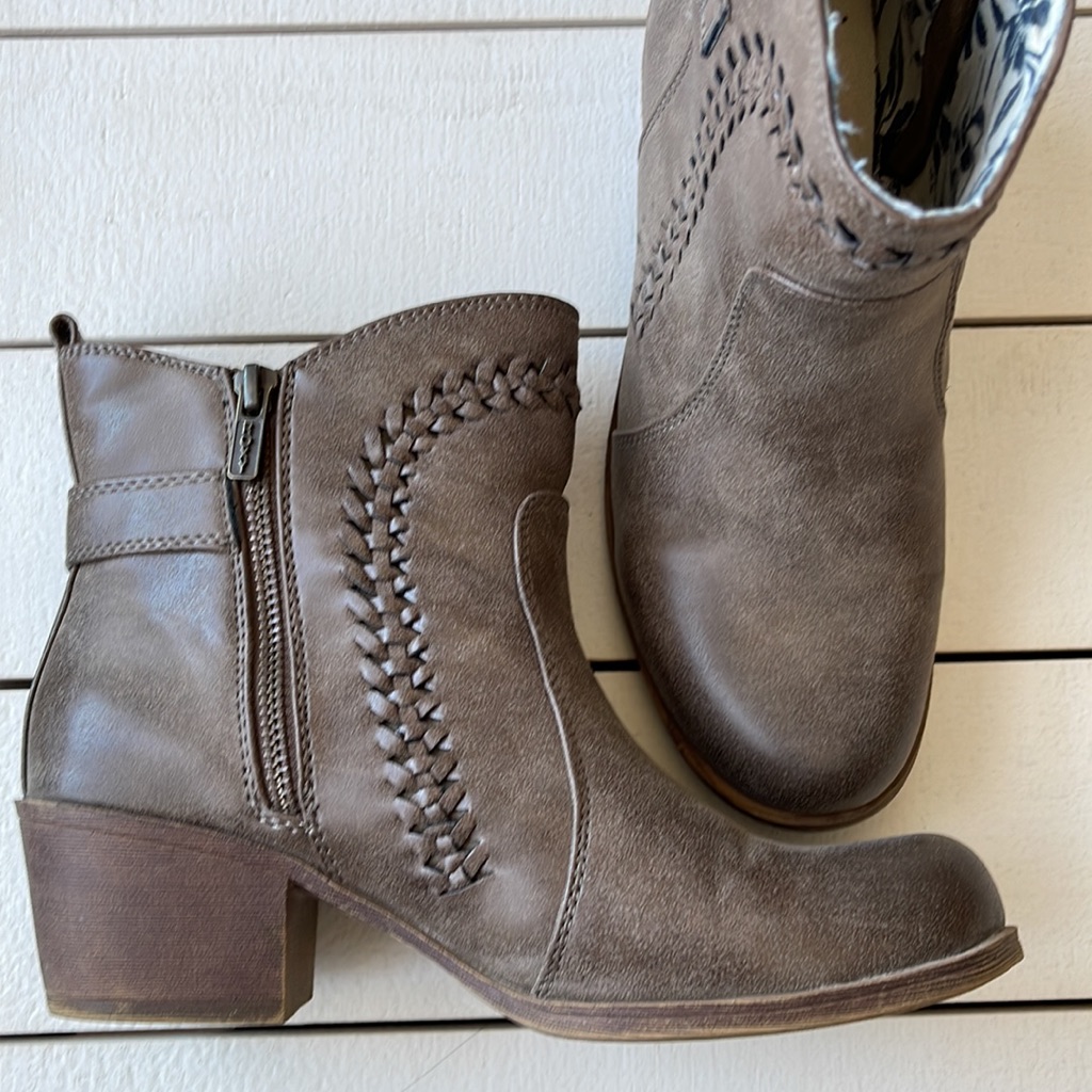 Roxy Bootie